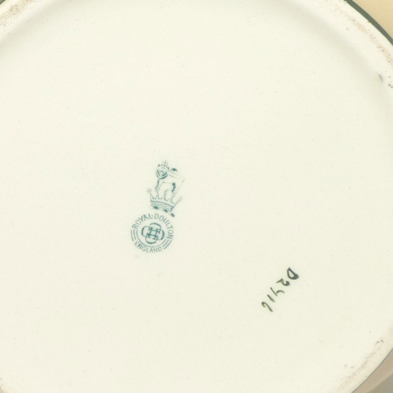 Royal Doulton Coaching Days cuspidor D2716