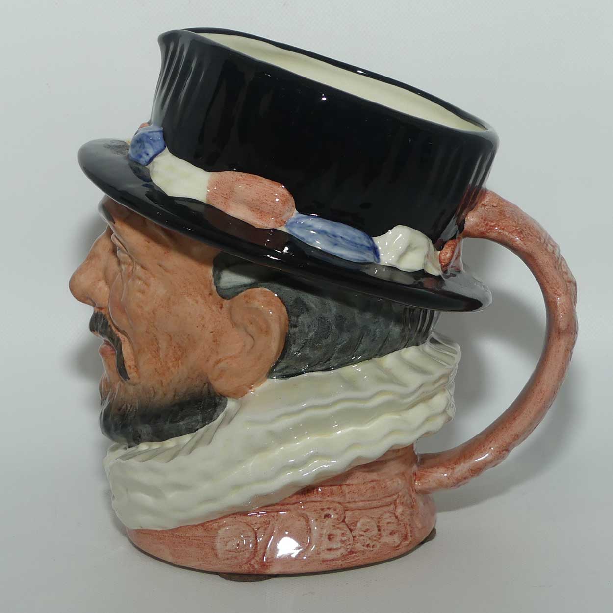 D6206 Royal Doulton large character jug Beefeater | ER handle | Pink | 1970s stamp