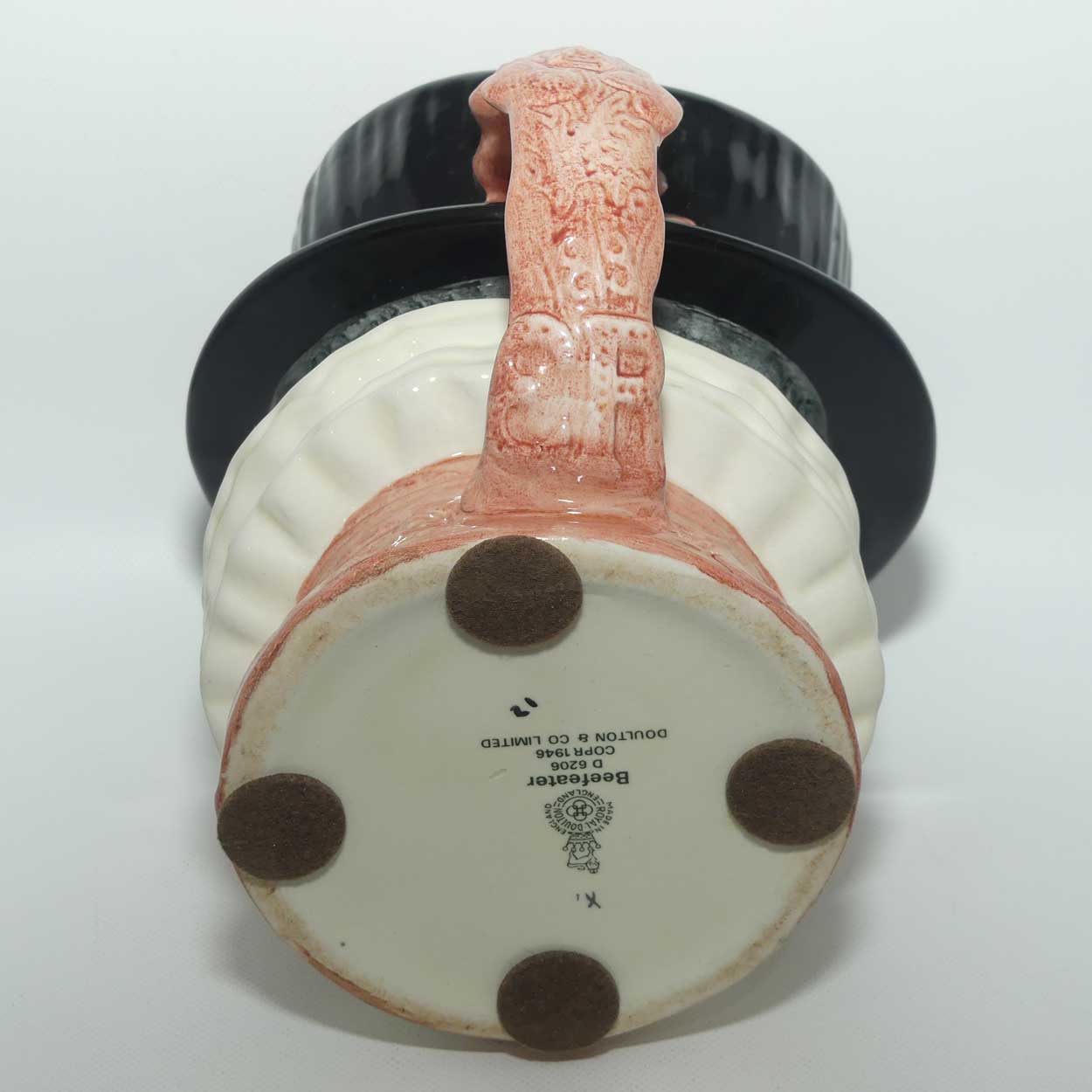 D6206 Royal Doulton large character jug Beefeater | ER handle | Pink | 1970s stamp