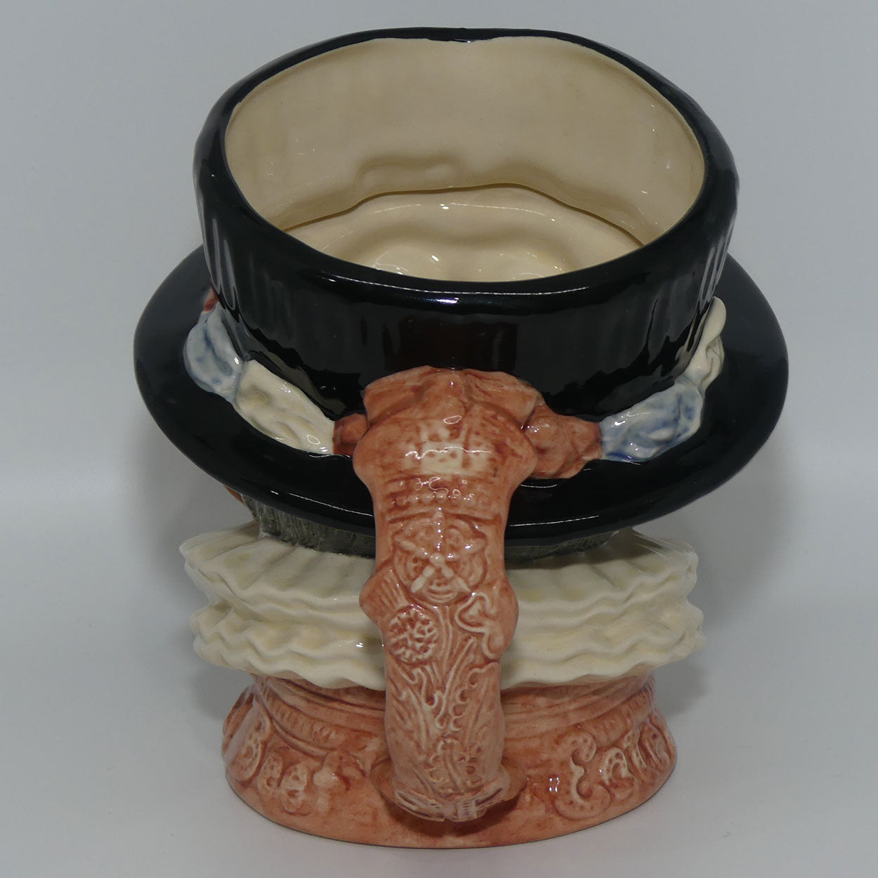 D6206 Royal Doulton large character jug Beefeater | ER handle | Pink