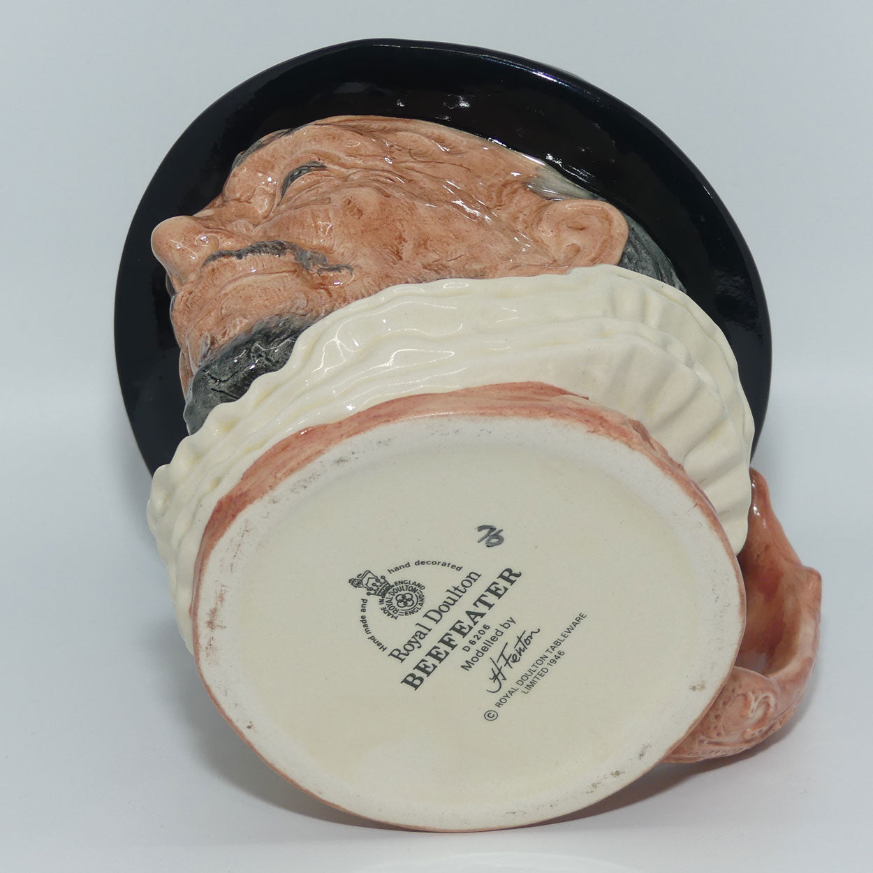 D6206 Royal Doulton large character jug Beefeater | ER handle | Pink