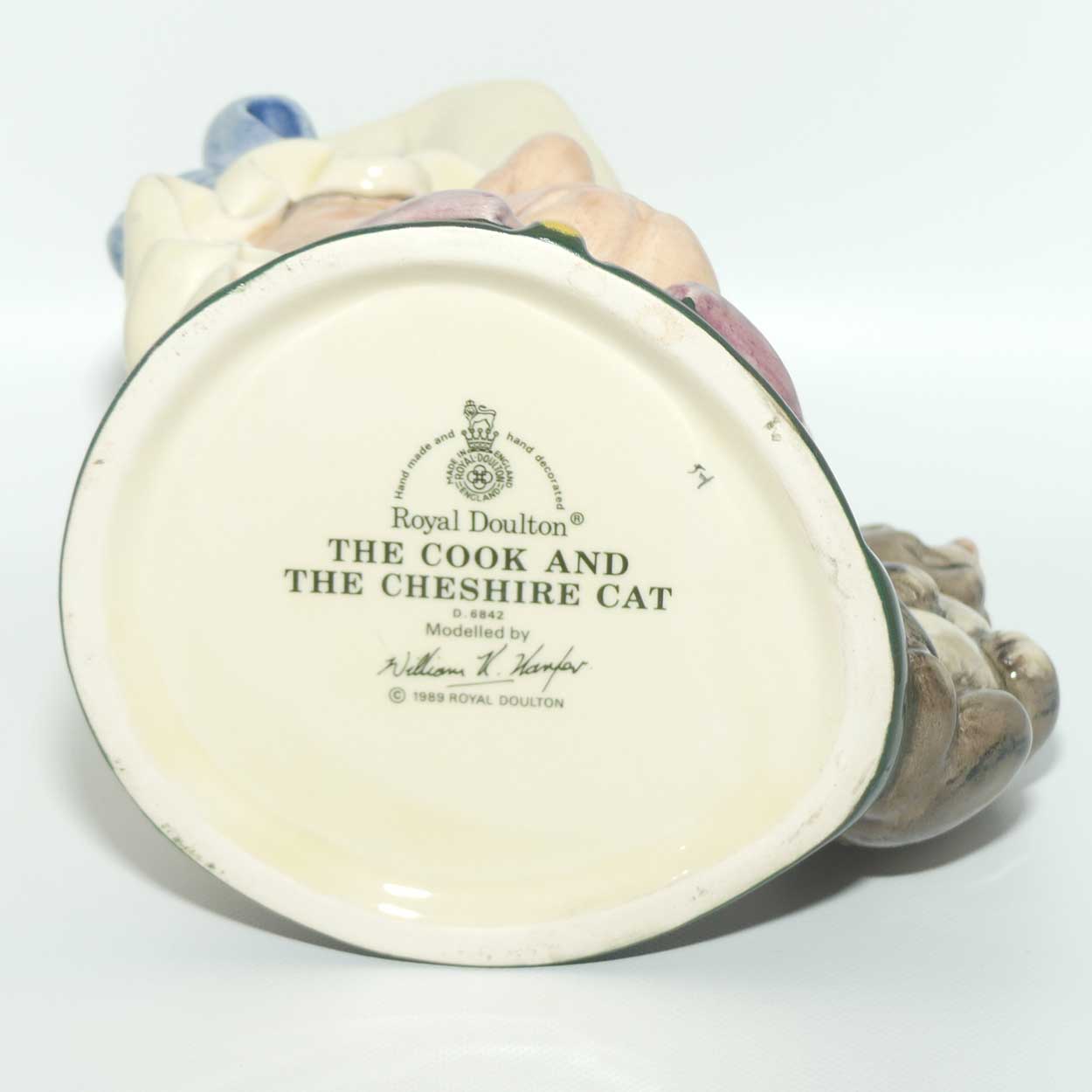 D6842 Royal Doulton large character jug The Cook and the Cheshire Cat | Alice in Wonderland