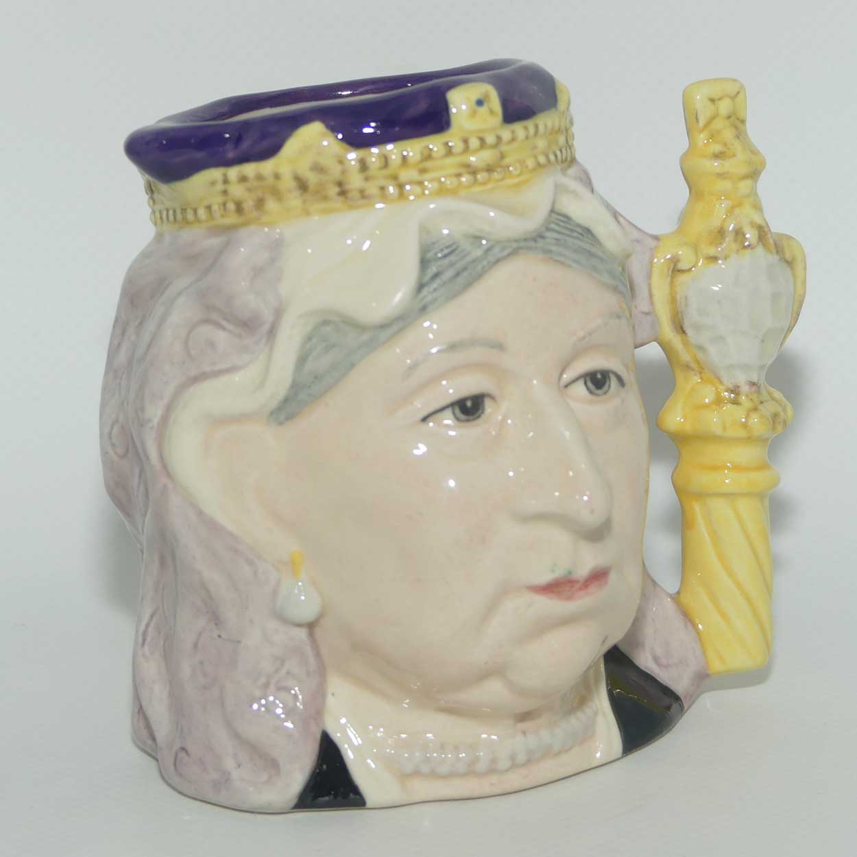D6913 Royal Doulton small character jug Queen Victoria | LE 1184/1500