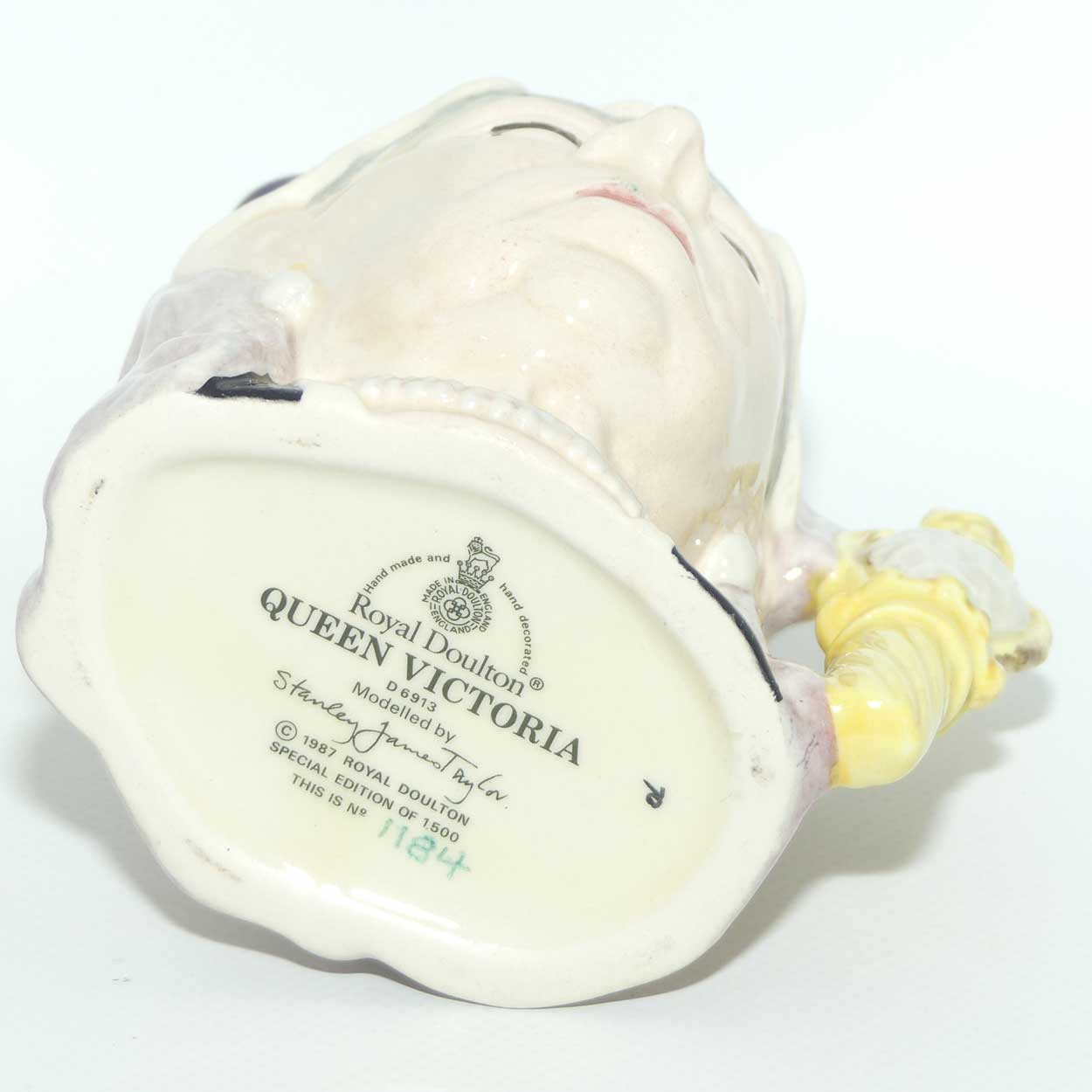 D6913 Royal Doulton small character jug Queen Victoria | LE 1184/1500