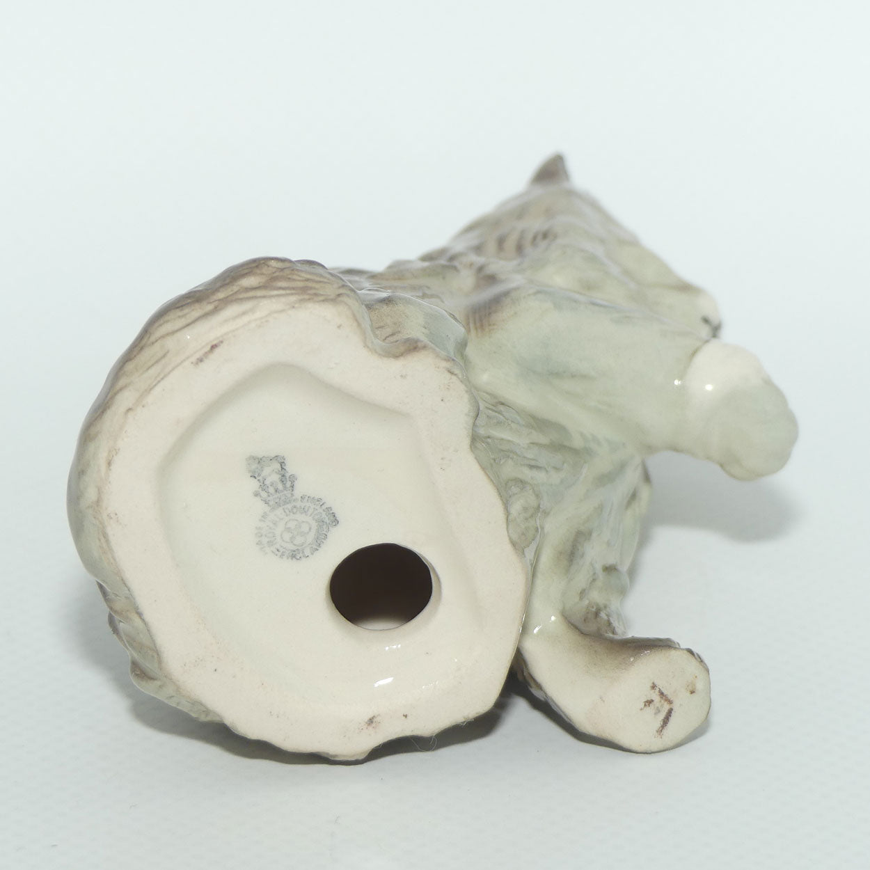 DA195 Royal Doulton Cat with Bandaged Paw | Grey