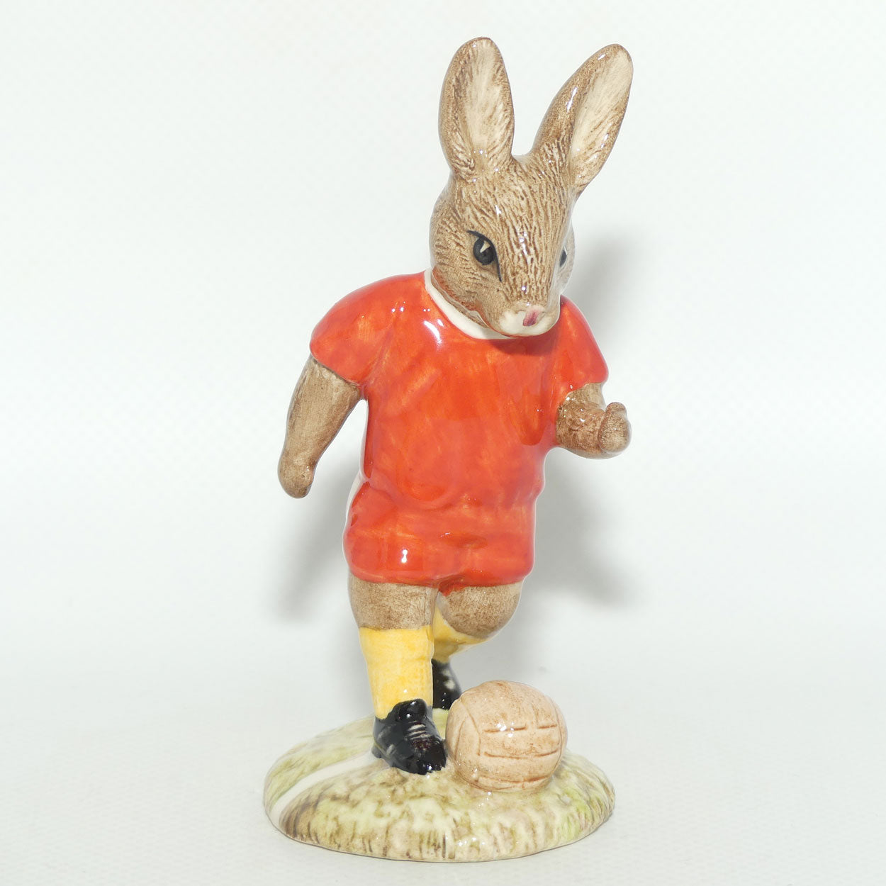 DB118-119 Royal Doulton Bunnykins Goalkeeper & Footballer set (Red)