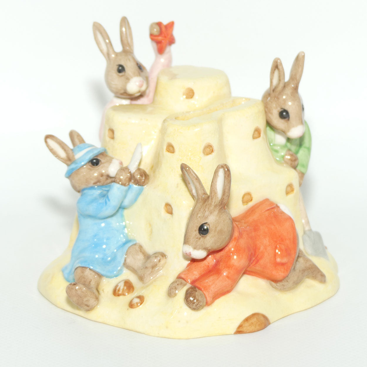 DB228 Royal Doulton Bunnykins Sandcastle Money Box
