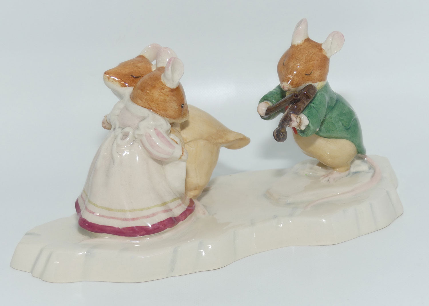 Royal Doulton Brambly Hedge tableau figure The Ice Ball DBH30