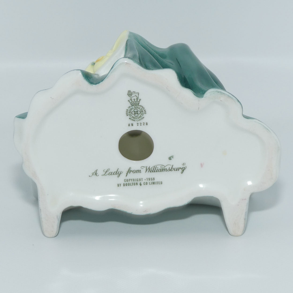 HN2228 Royal Doulton figurine Lady from Williamsburg