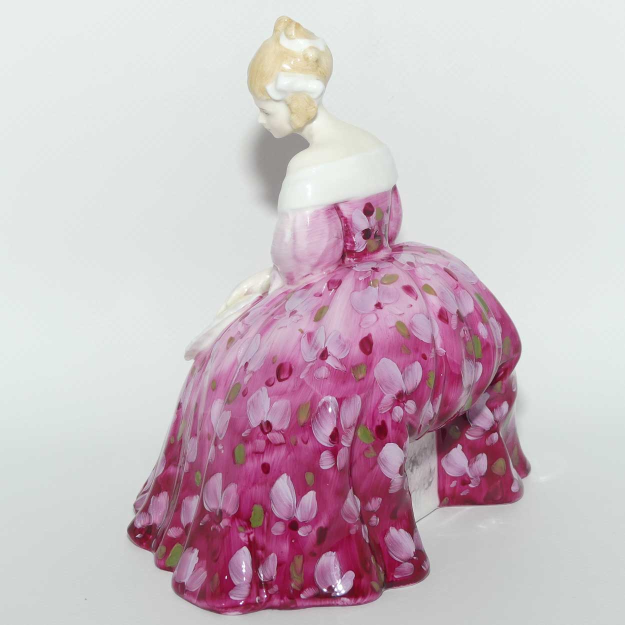 HN2471 Royal Doulton figure Victoria