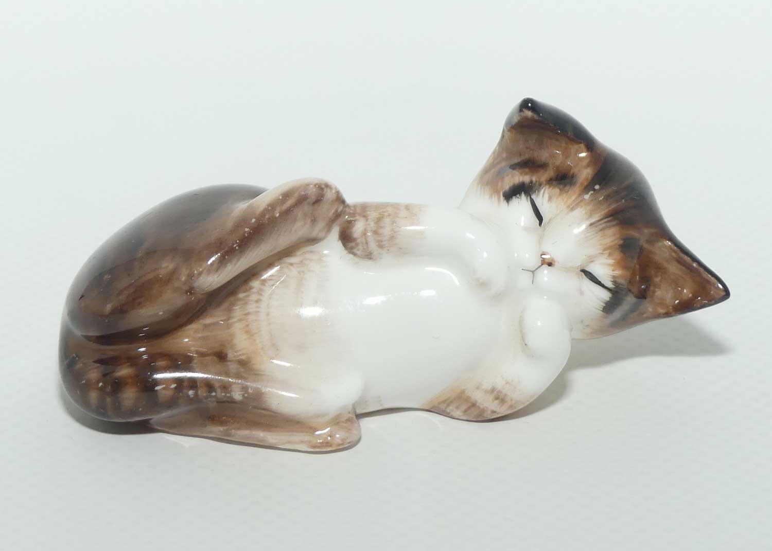 HN2579 Royal Doulton Character Kitten figure | Lying on Back