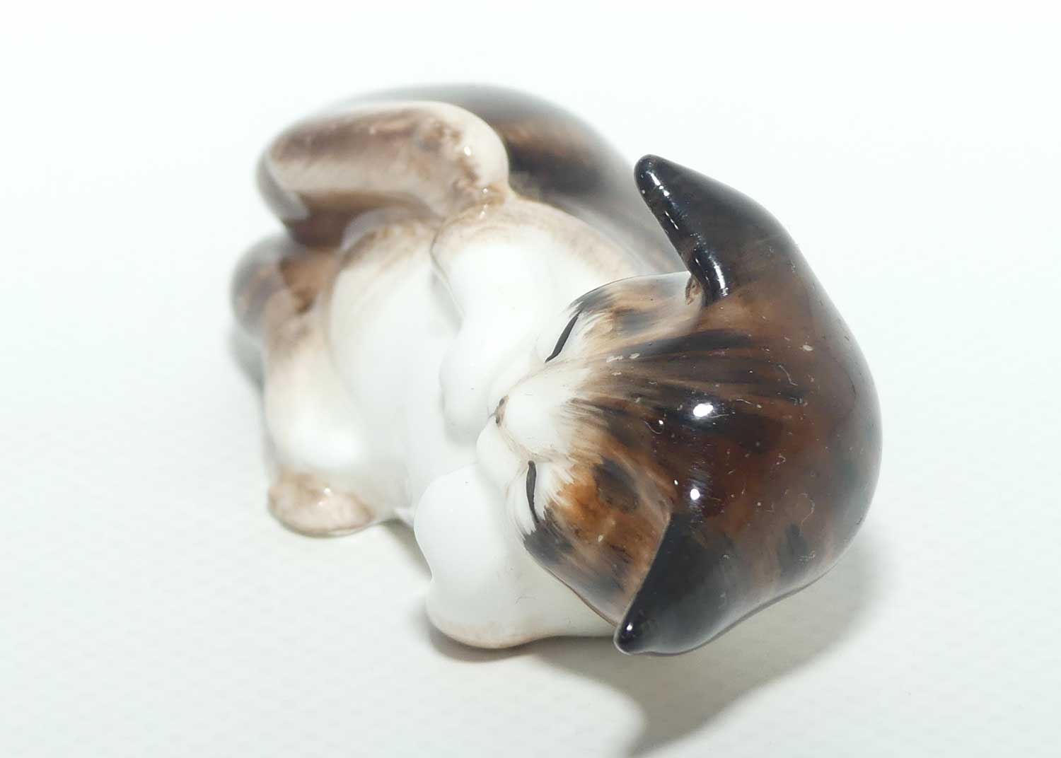 HN2579 Royal Doulton Character Kitten figure | Lying on Back