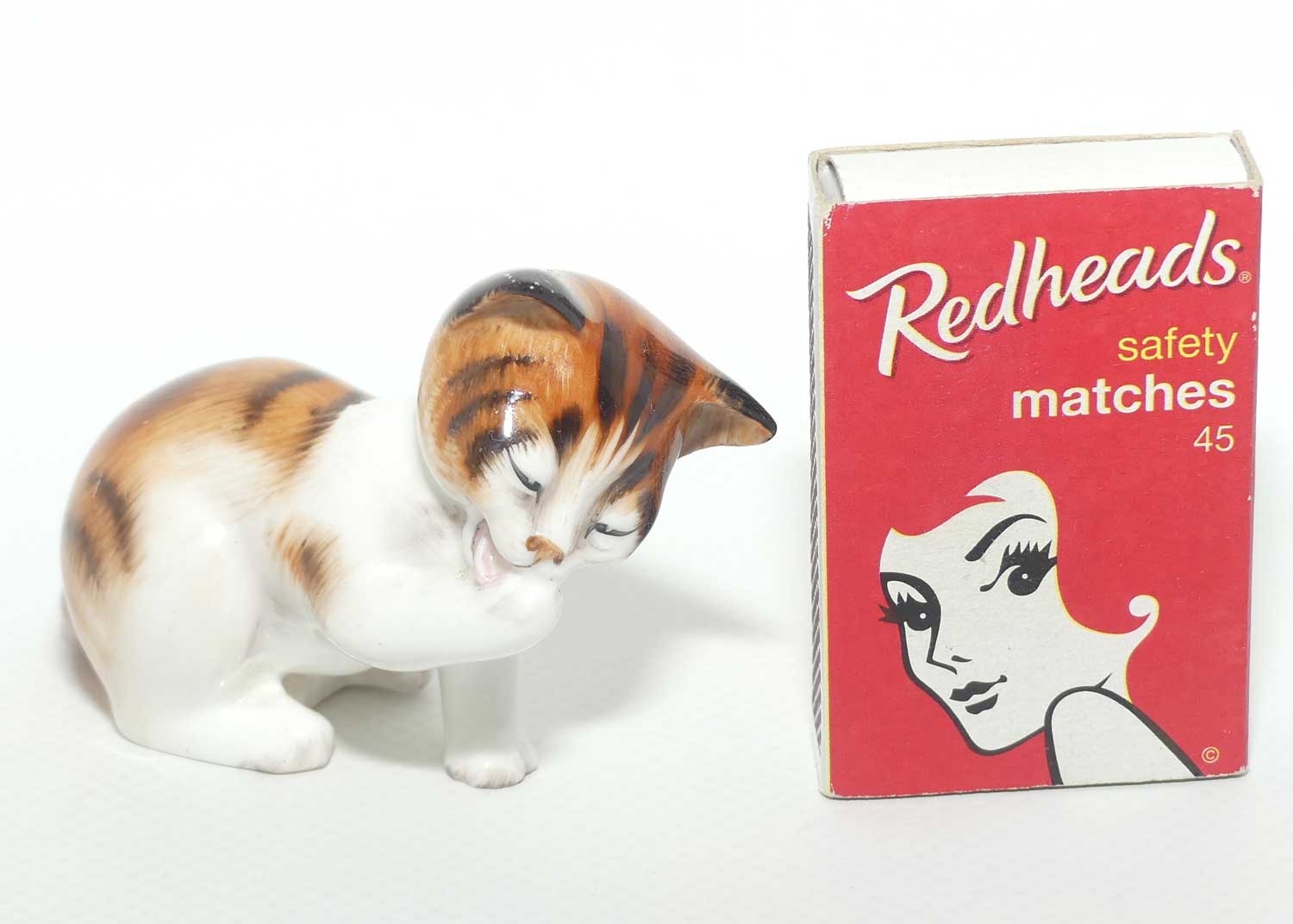 HN2583 Royal Doulton Character Kitten figure | Licking front Paw