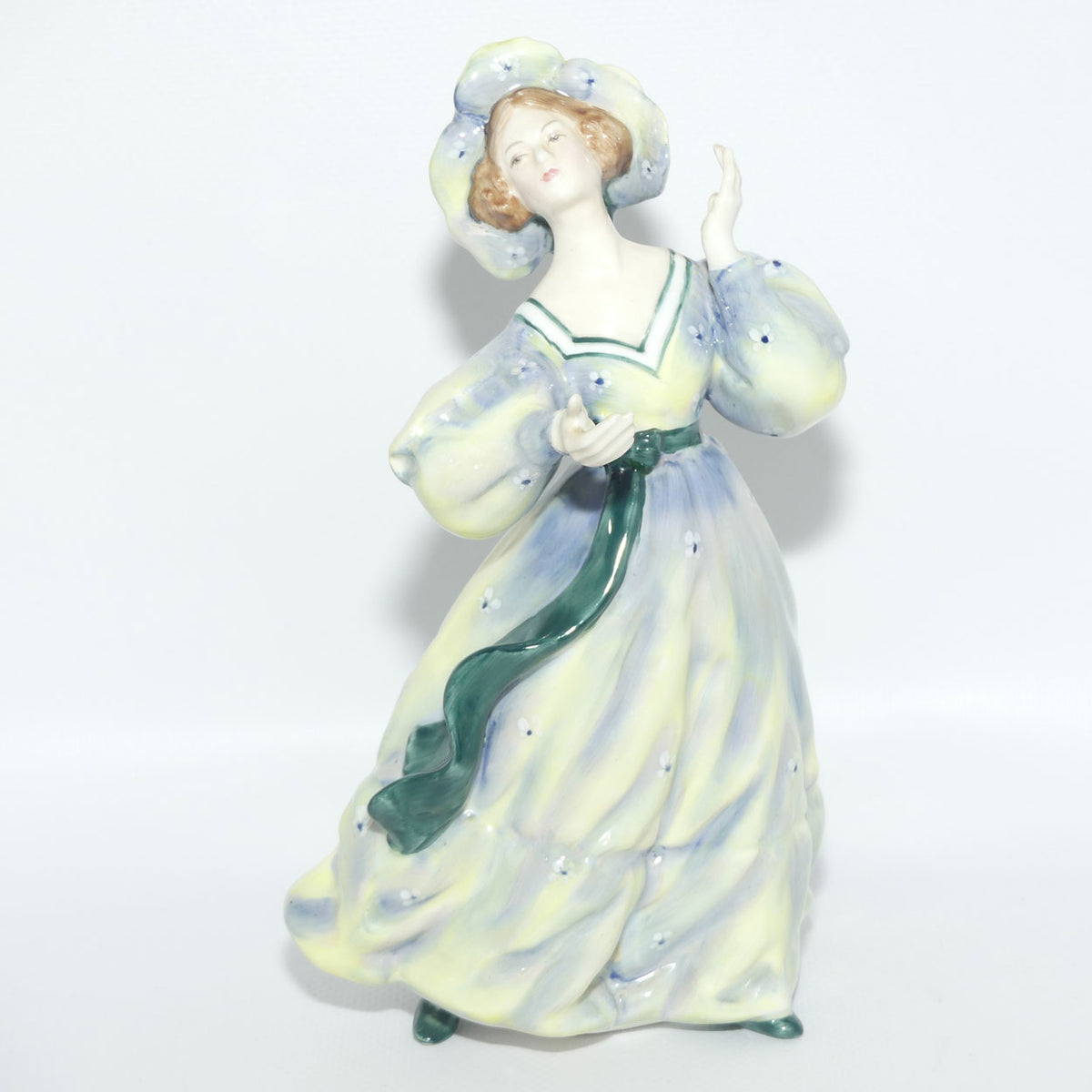 HN2723 Royal Doulton figure Grand Manner