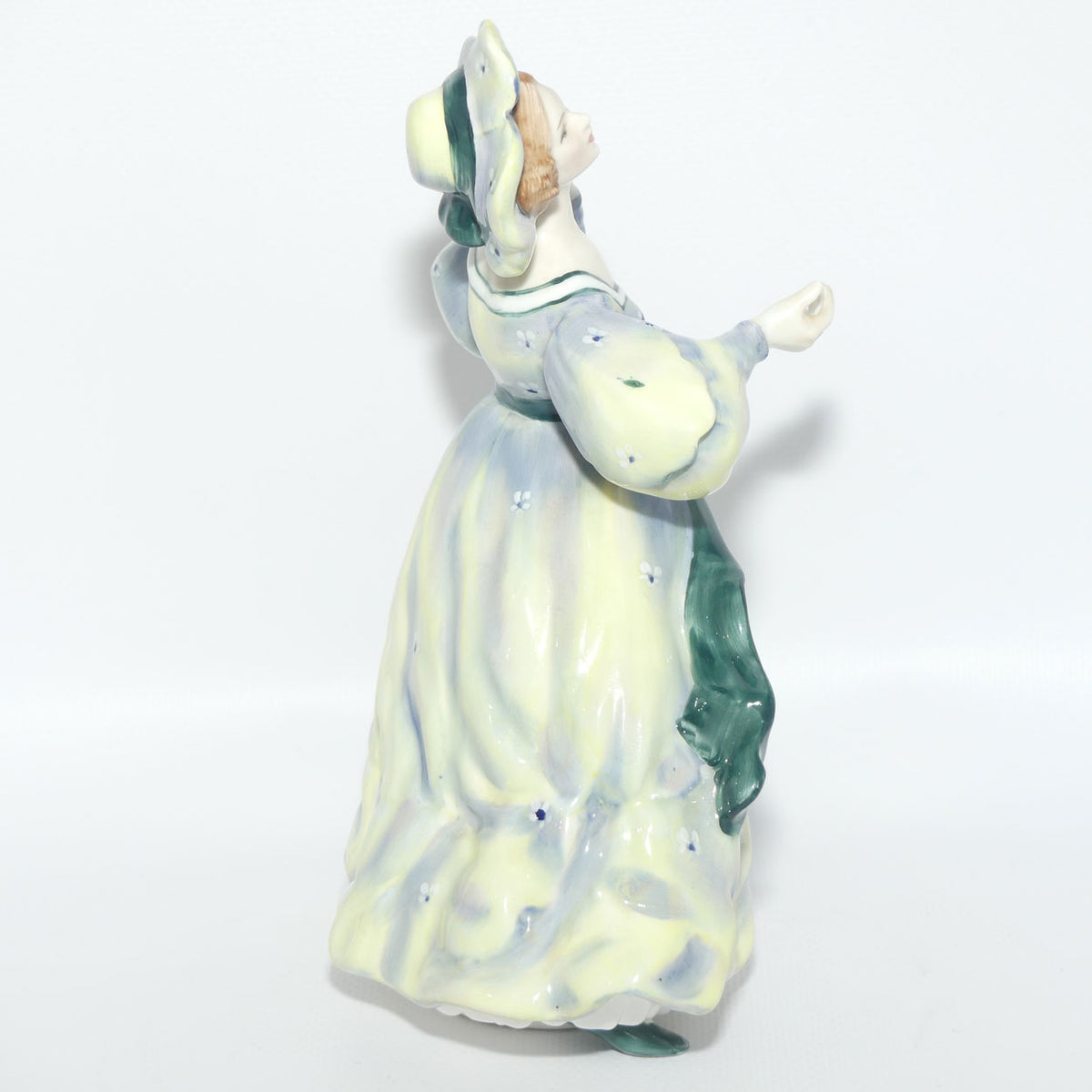 HN2723 Royal Doulton figure Grand Manner