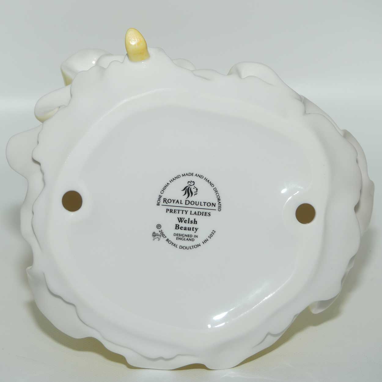 HN5032 Royal Doulton figure Welsh Beauty | box + Cert