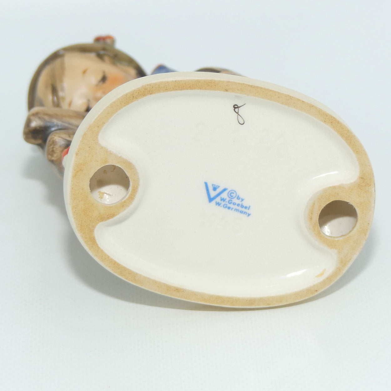 HUM201/2/0 MI Hummel figure Retreat to Safety | TMK4