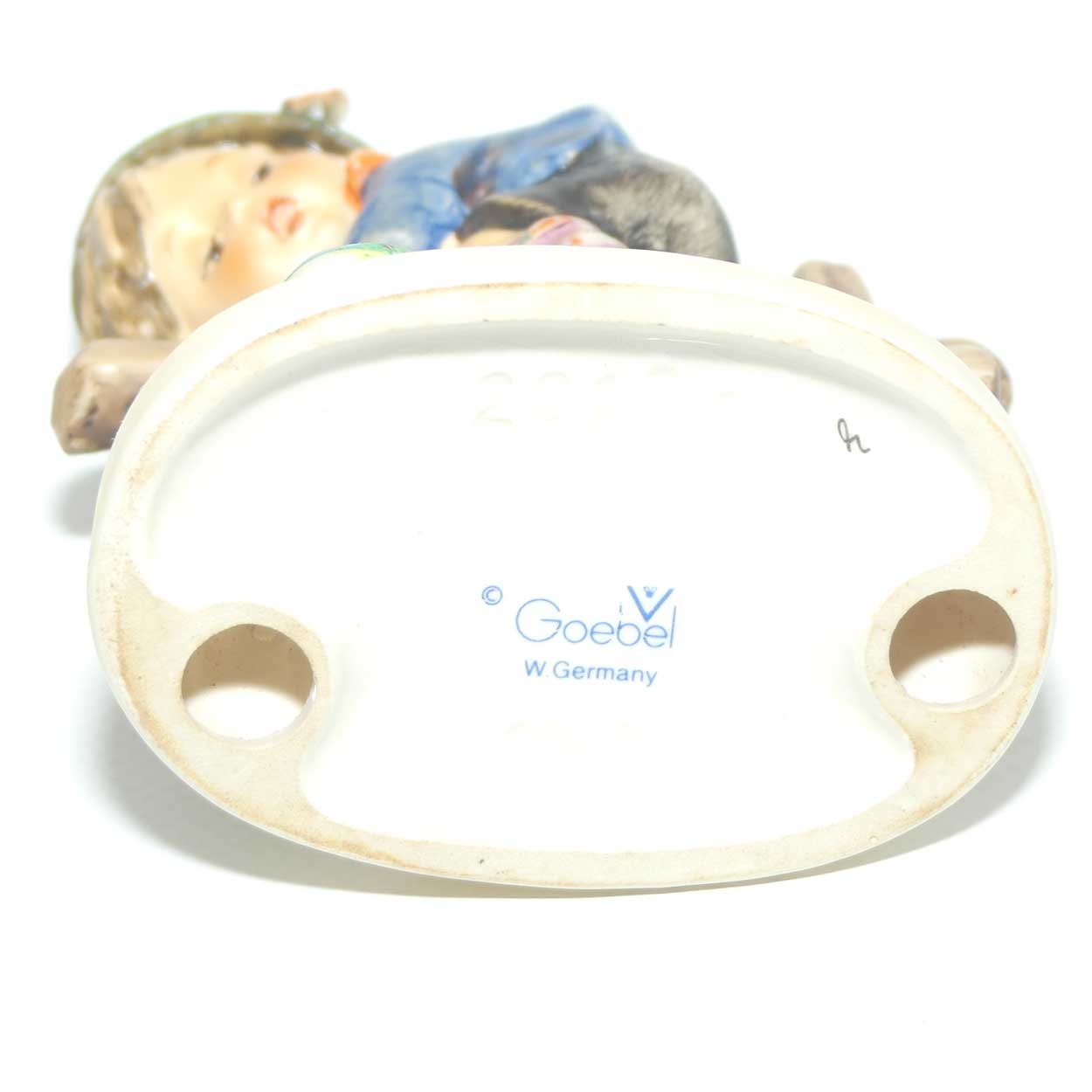 HUM201/2/0 MI Hummel figure Retreat to Safety | TMK5