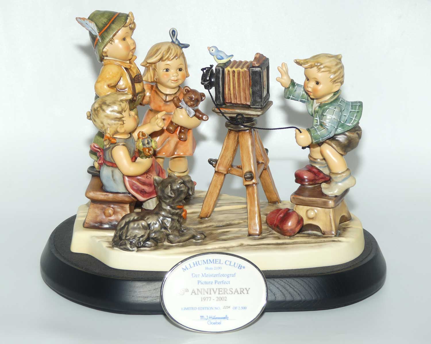 HUM2100 MI Hummel figure Picture Perfect | MI Hummel Club 25th Anniversary piece | Ltd Ed | boxed