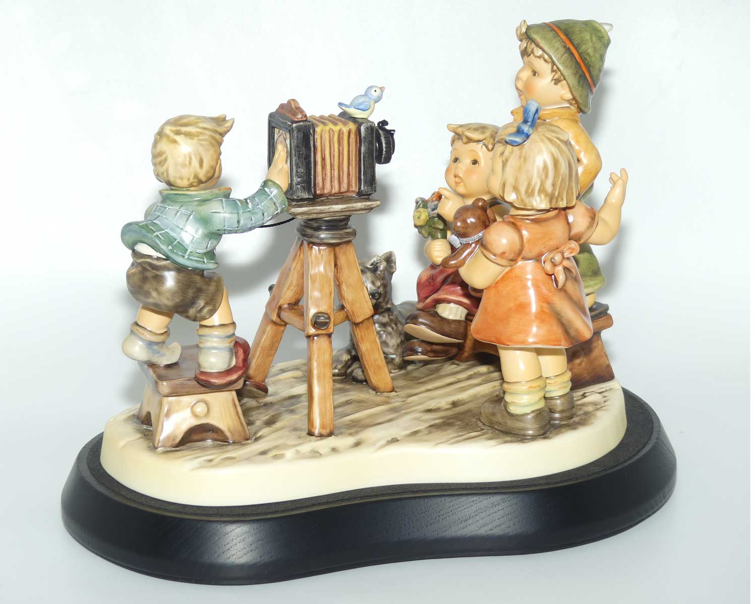 HUM2100 MI Hummel figure Picture Perfect | MI Hummel Club 25th Anniversary piece | Ltd Ed | boxed