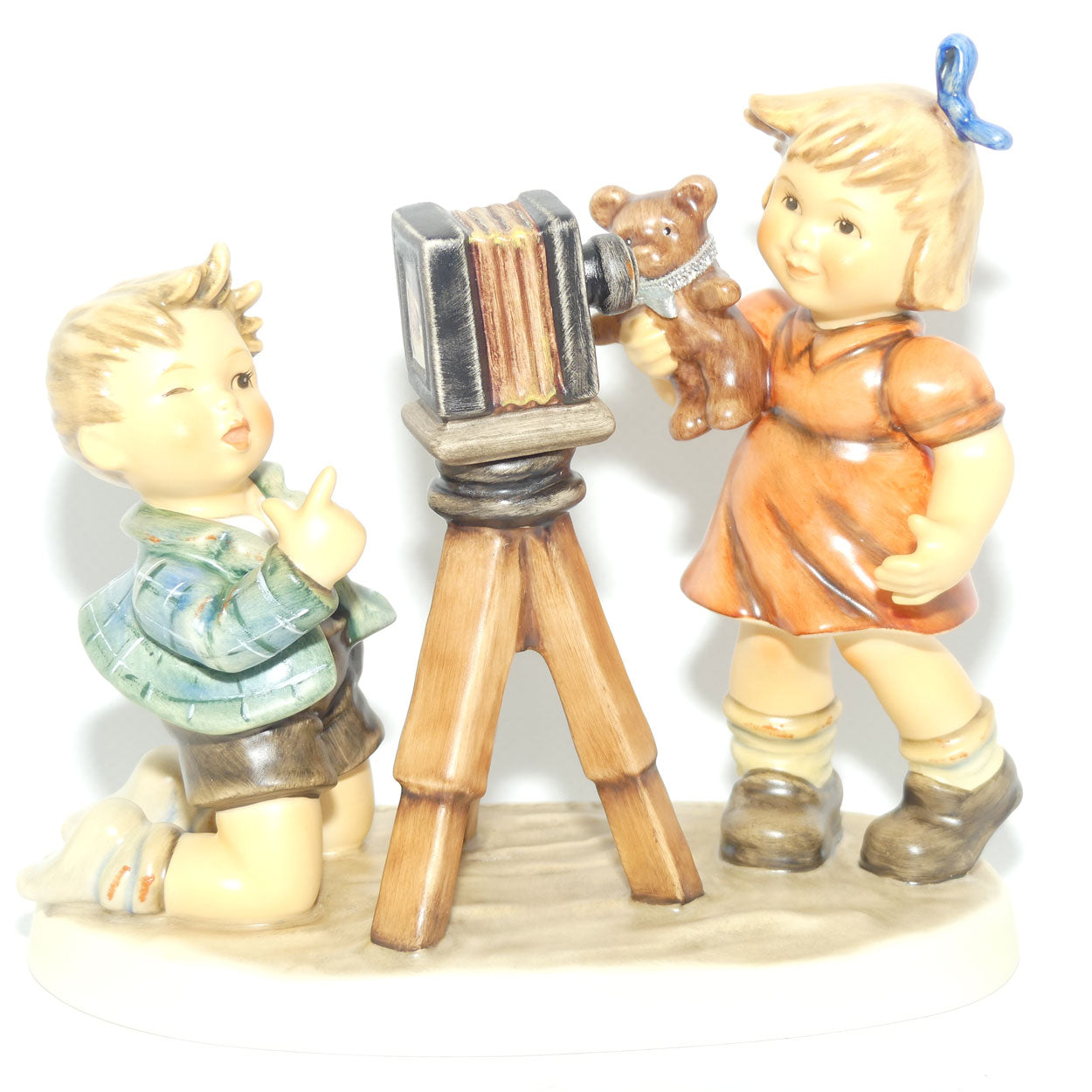 HUM2132 MI Hummel figure Camera Ready | TMK8 | boxed