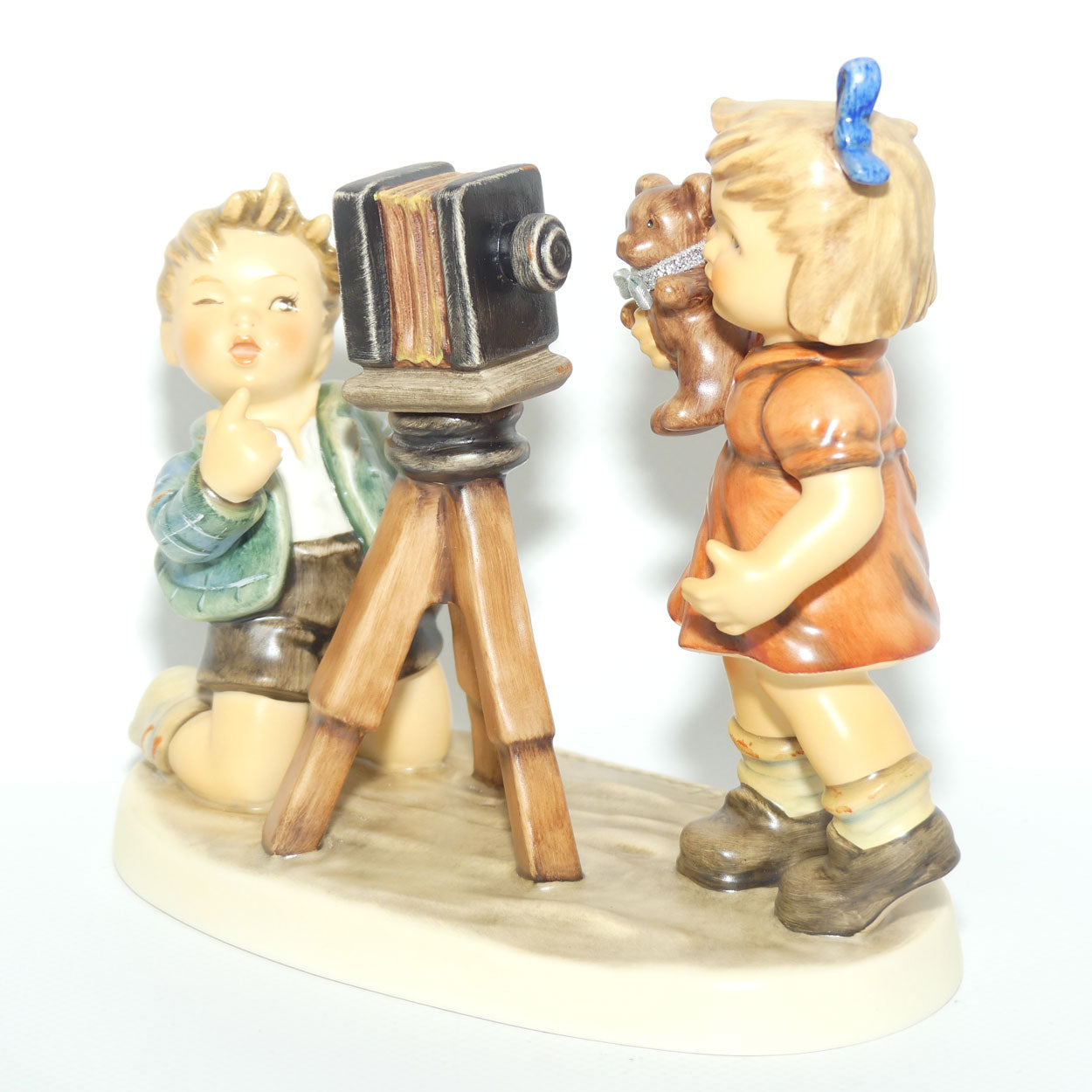 HUM2132 MI Hummel figure Camera Ready | TMK8 | boxed