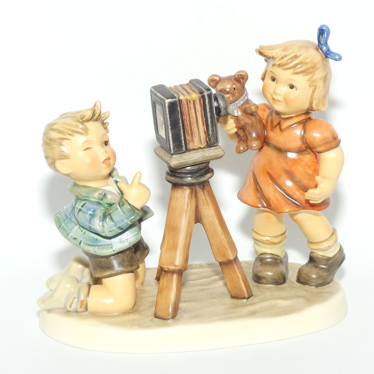 HUM2132 MI Hummel figure Camera Ready | TMK8 | boxed