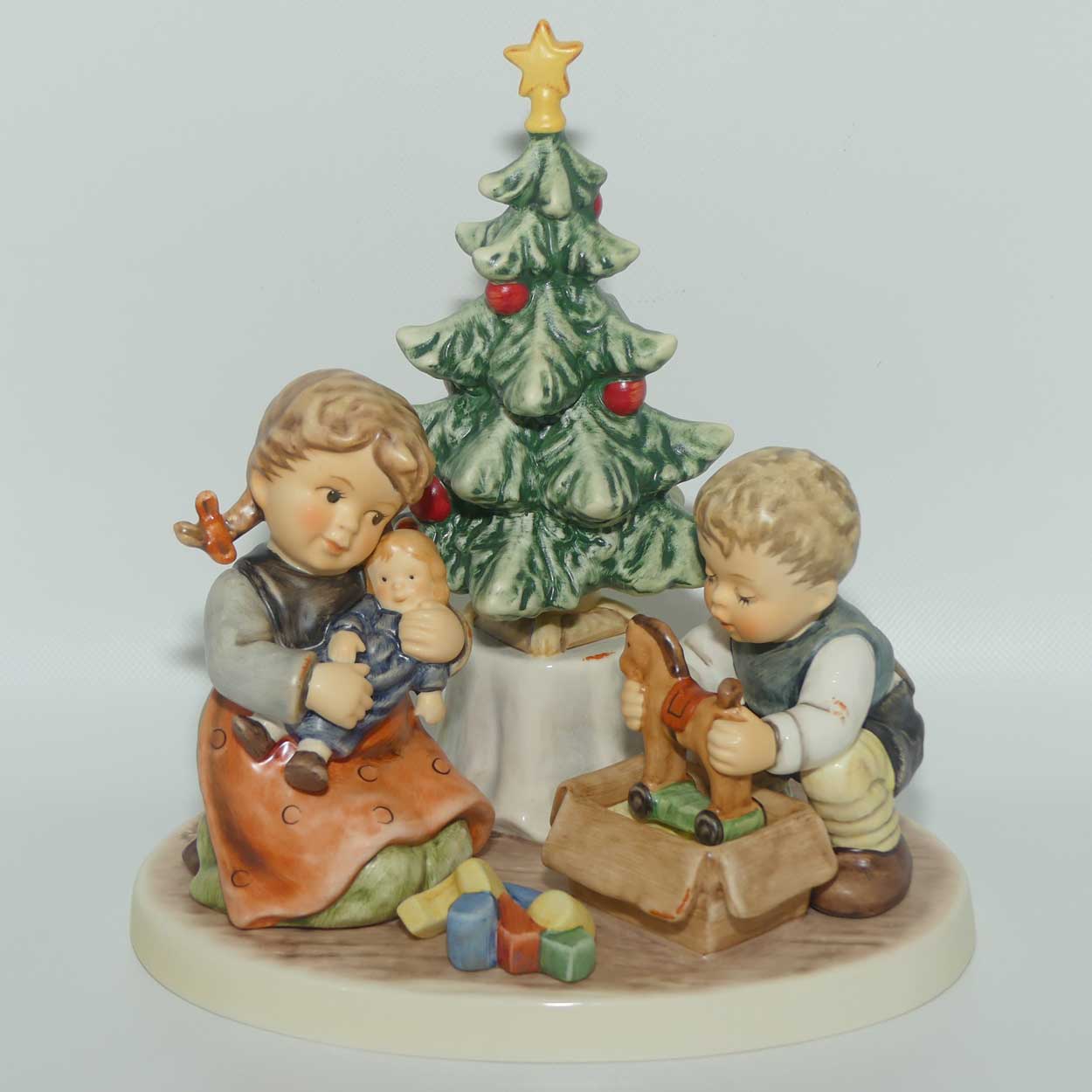 HUM2263 MI Hummel figure Christmas Morning | Ltd Ed 1842/4000 | TMK8