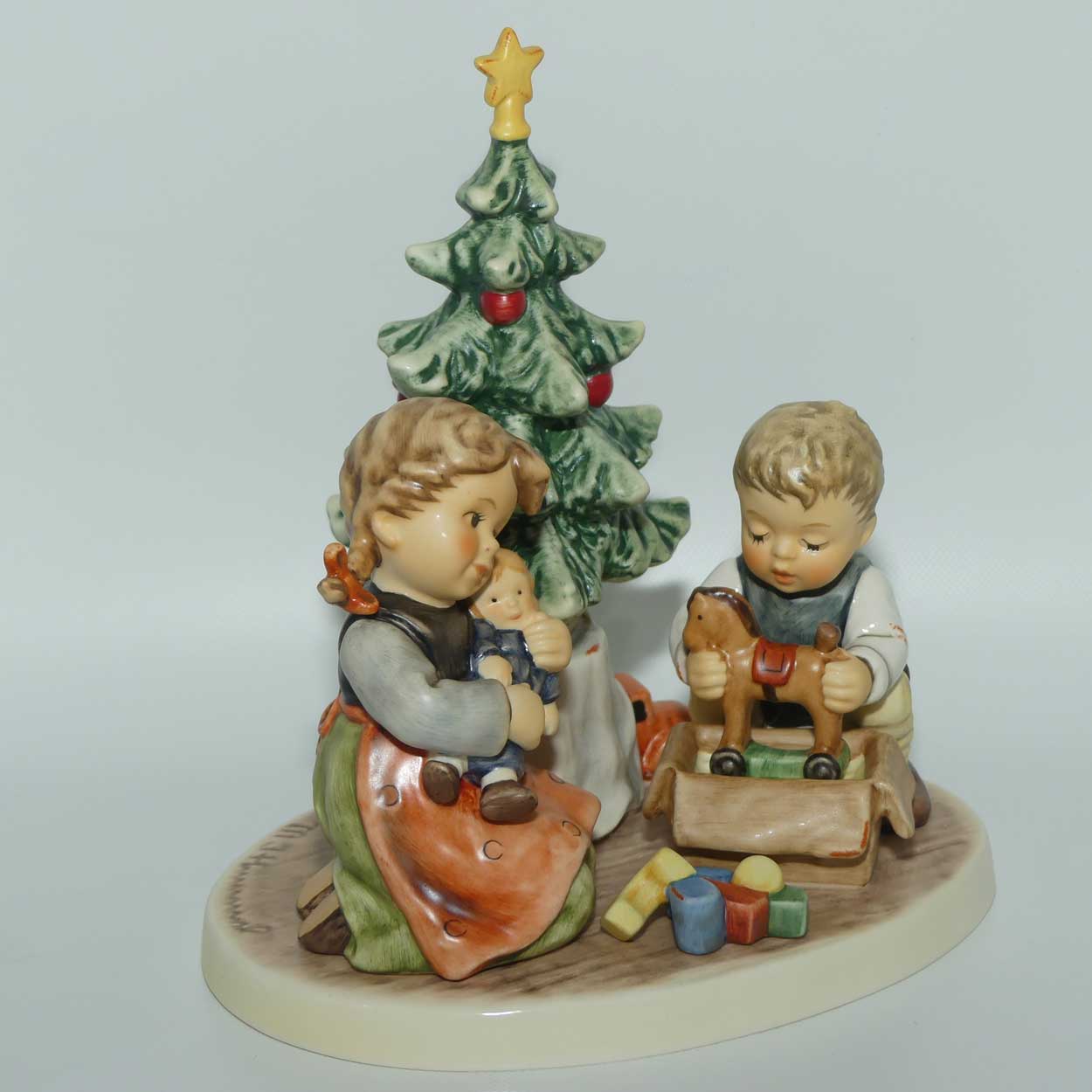 HUM2263 MI Hummel figure Christmas Morning | Ltd Ed 1842/4000 | TMK8