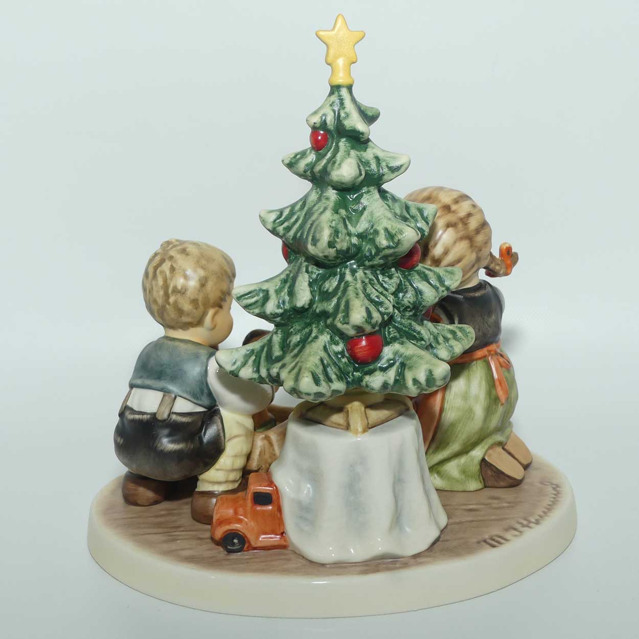 HUM2263 MI Hummel figure Christmas Morning | Ltd Ed 1842/4000 | TMK8