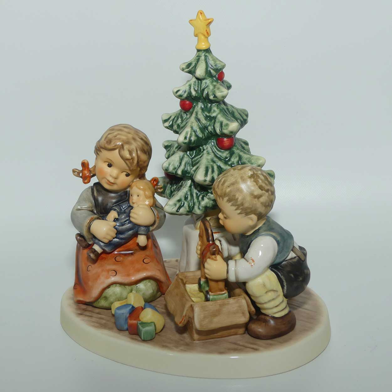 HUM2263 MI Hummel figure Christmas Morning | Ltd Ed 1842/4000 | TMK8