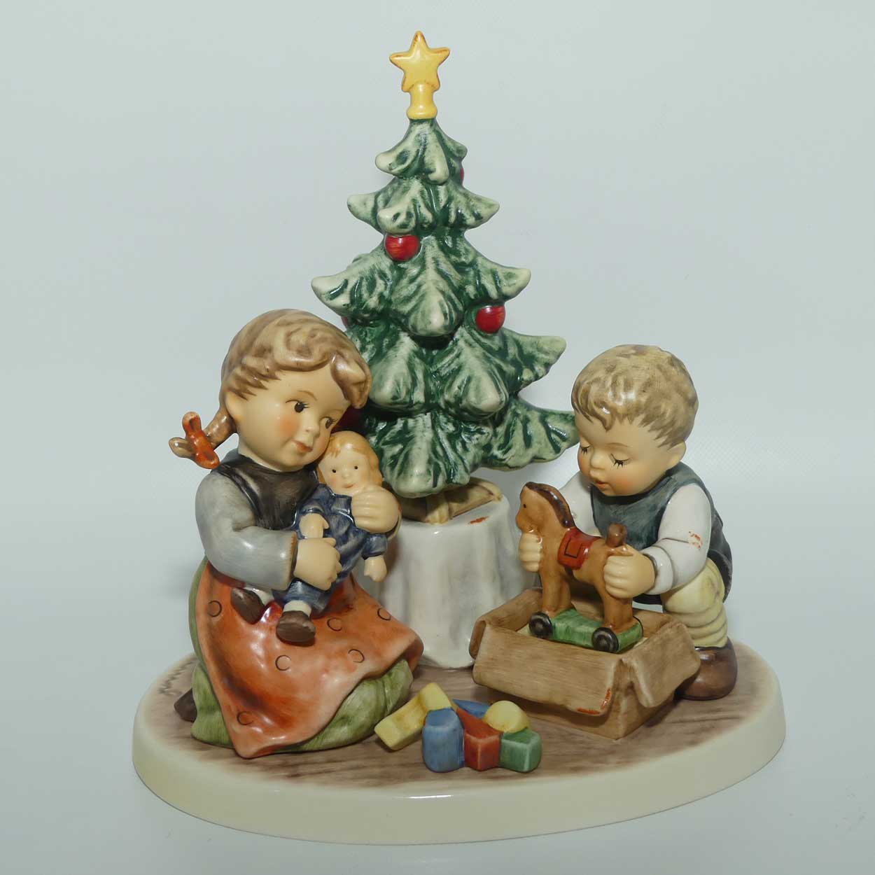 HUM2263 MI Hummel figure Christmas Morning | Ltd Ed 1842/4000 | TMK8