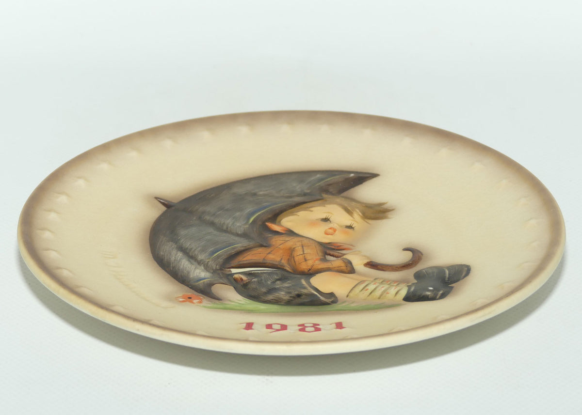HUM0274 MI Hummel Annual Plate 1981 | Umbrella Boy
