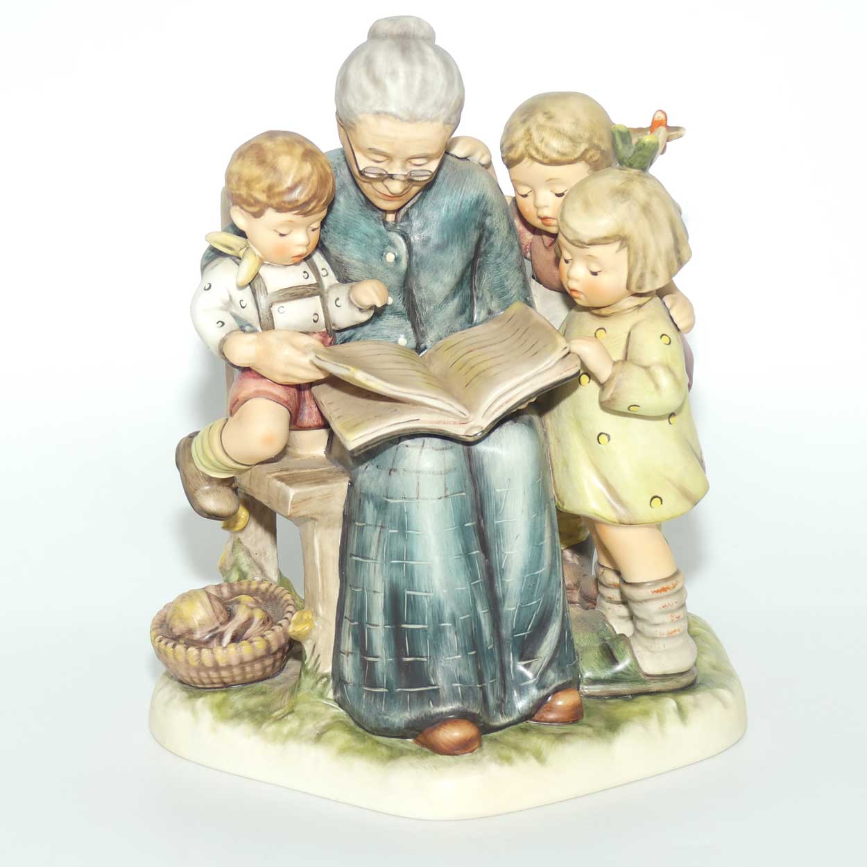 HUM620 MI Hummel figure A Story from Grandma | MI Hummel Club Exclusive | Limited Edition | TMK7