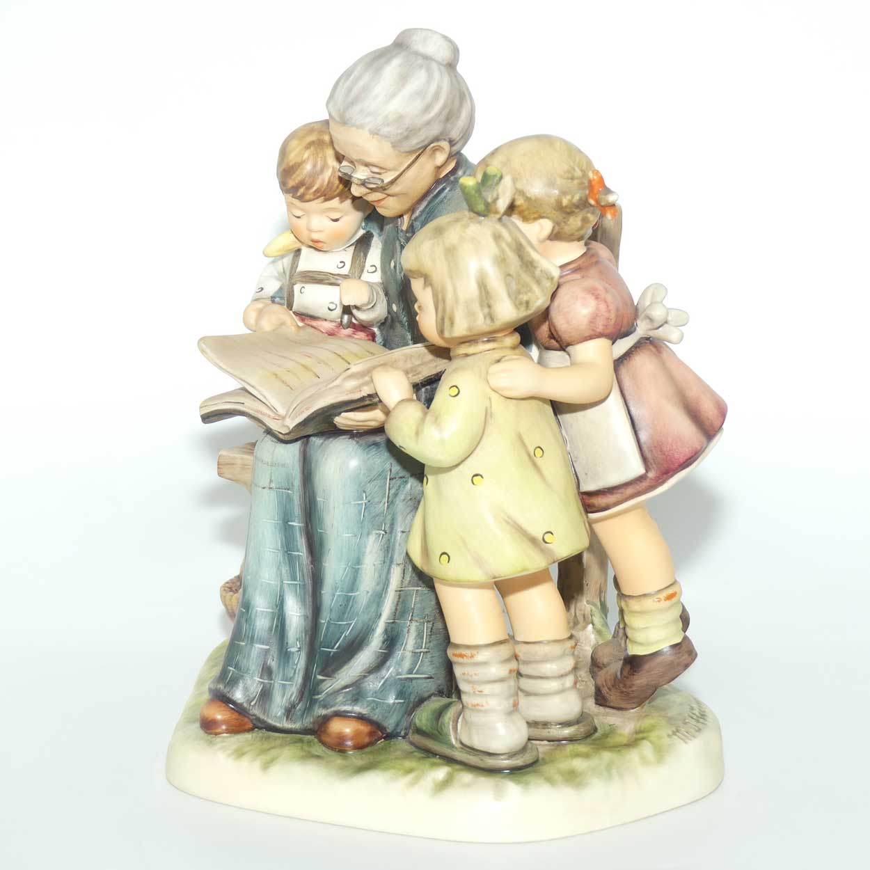 HUM620 MI Hummel figure A Story from Grandma | MI Hummel Club Exclusive | Limited Edition | TMK7