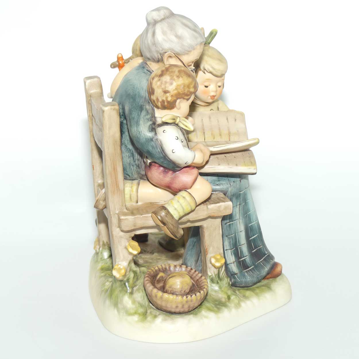 HUM620 MI Hummel figure A Story from Grandma | MI Hummel Club Exclusive | Limited Edition | TMK7