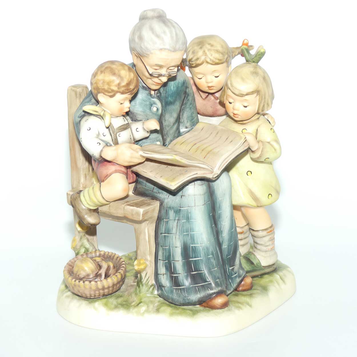 HUM620 MI Hummel figure A Story from Grandma | MI Hummel Club Exclusive | Limited Edition | TMK7