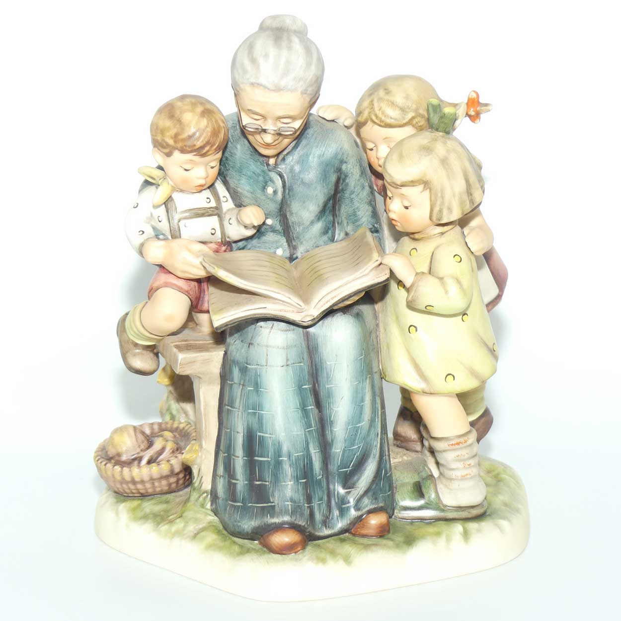 HUM620 MI Hummel figure A Story from Grandma | MI Hummel Club Exclusive | Limited Edition | TMK7