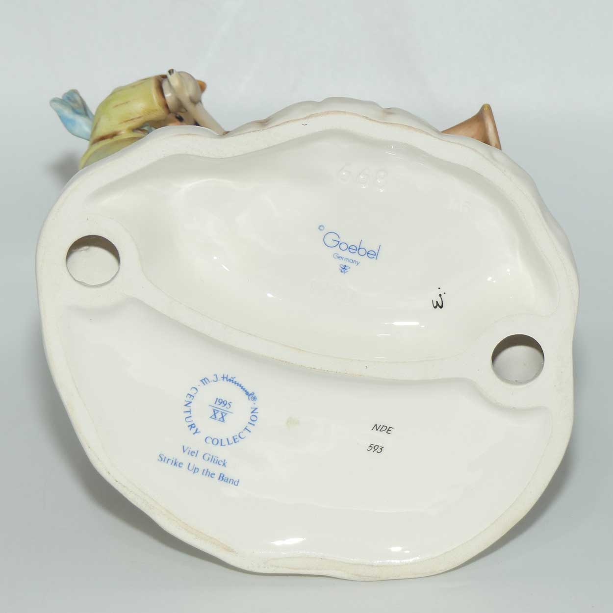 HUM0668 MI Hummel figure Strike Up The Band | boxed