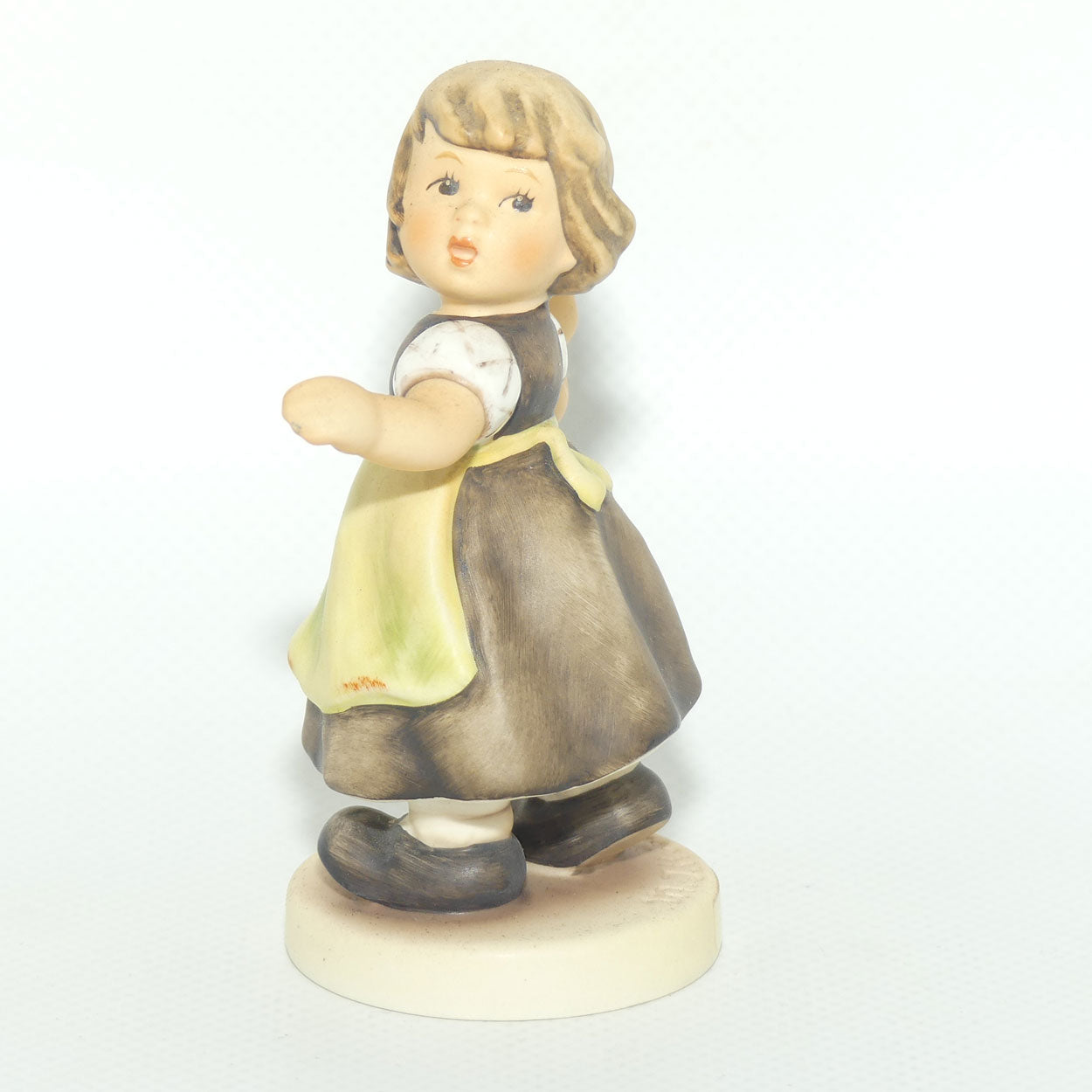 HUM0912B MI Hummel figure Spring Waltz