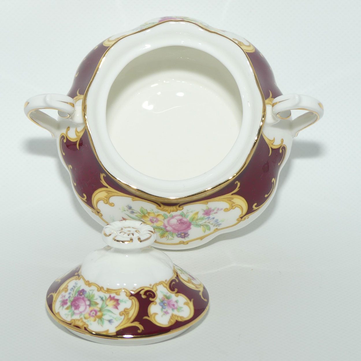 Royal Albert Bone China Lady Hamilton lidded sugar bowl with handles | © 1939 Royal Albert Ltd