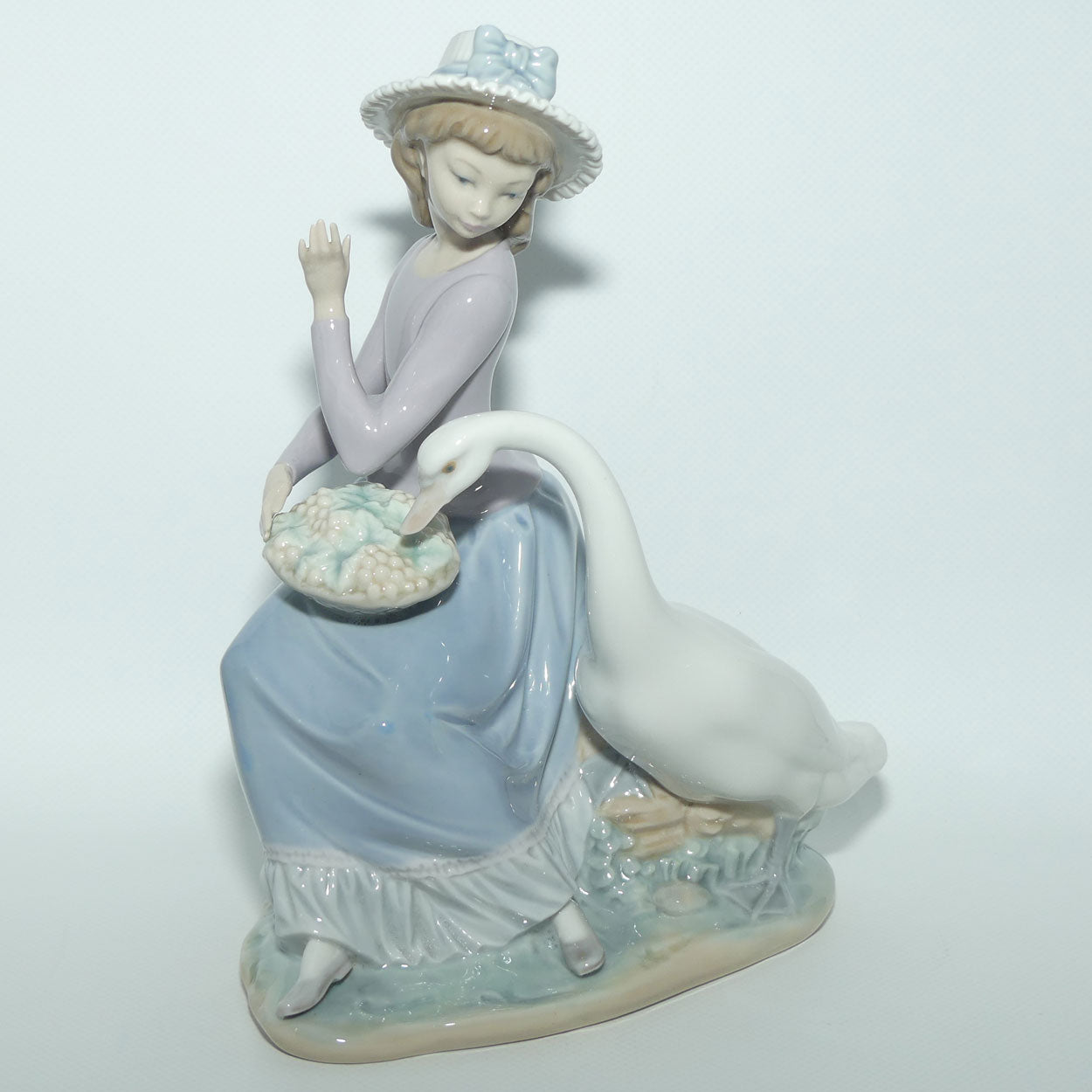Lladro figure Goose Trying to Eat | #5034