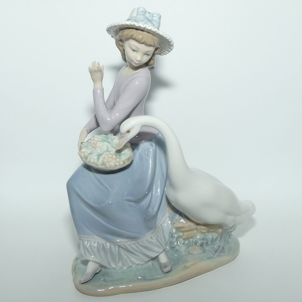 Lladro figure Goose Trying to Eat | #5034