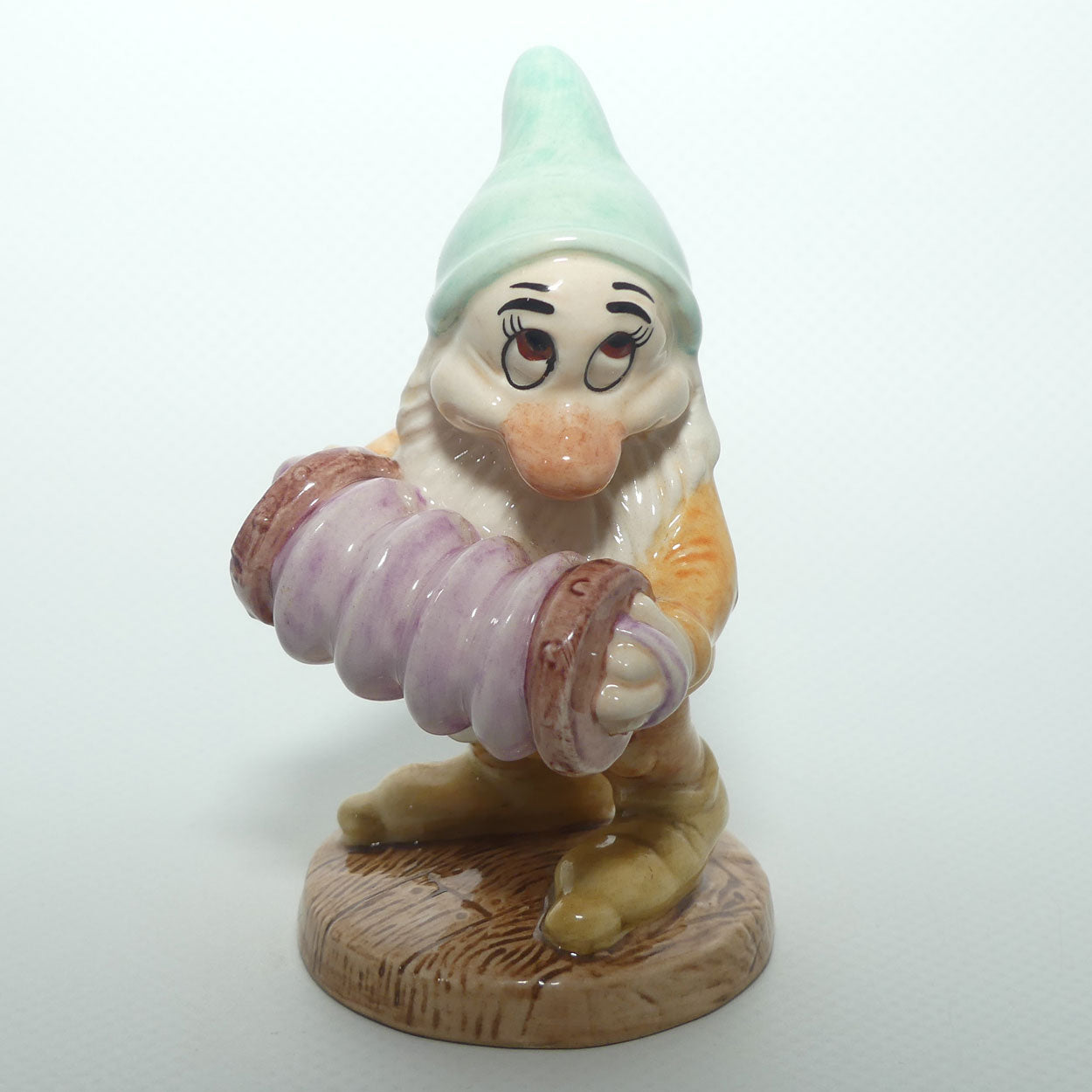 SW18 Royal Doulton Disney Snow White and Seven Dwarfs figure Bashful's Melody | boxed