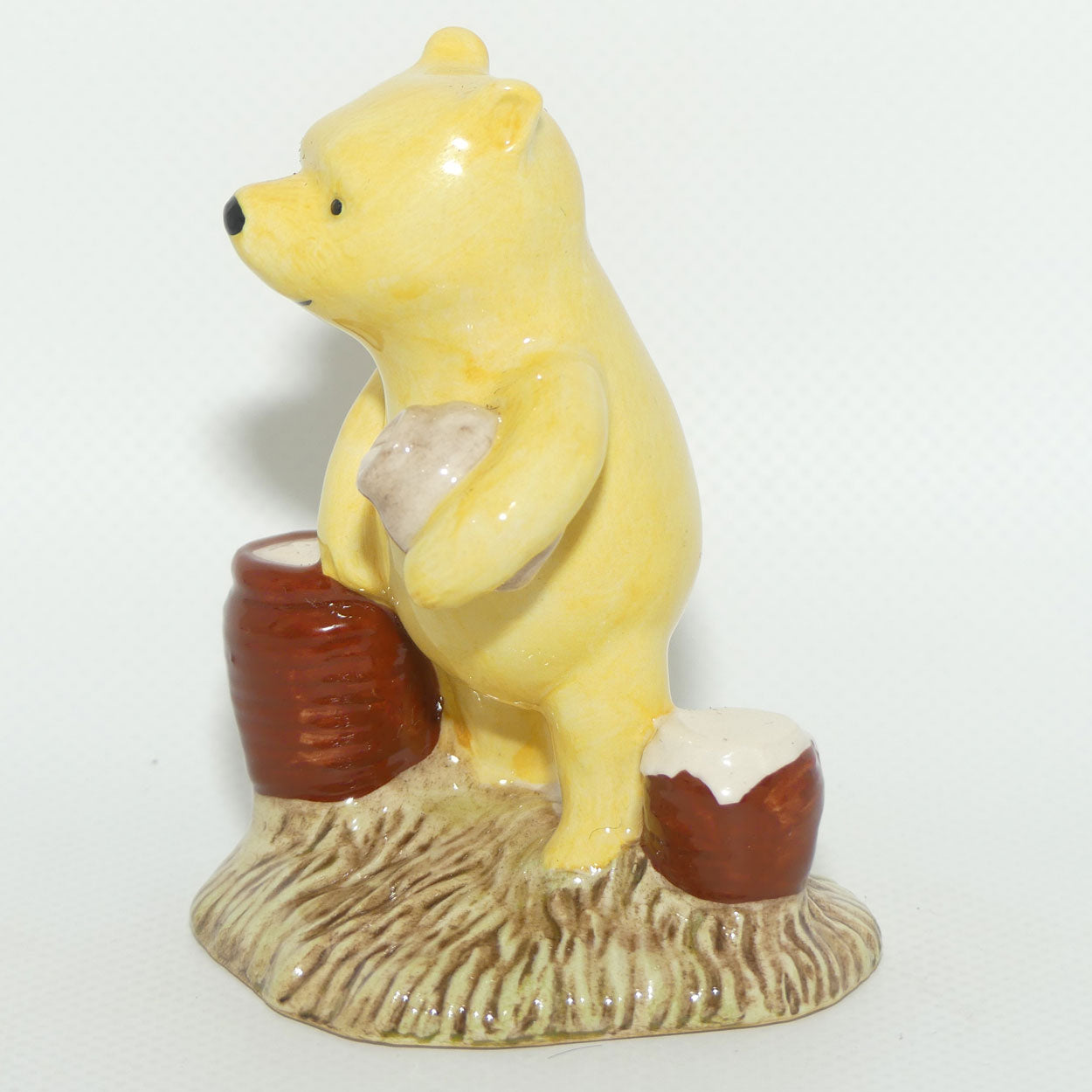 WP12 Royal Doulton Winnie the Pooh figure | Pooh Counting the Honeypots | no box