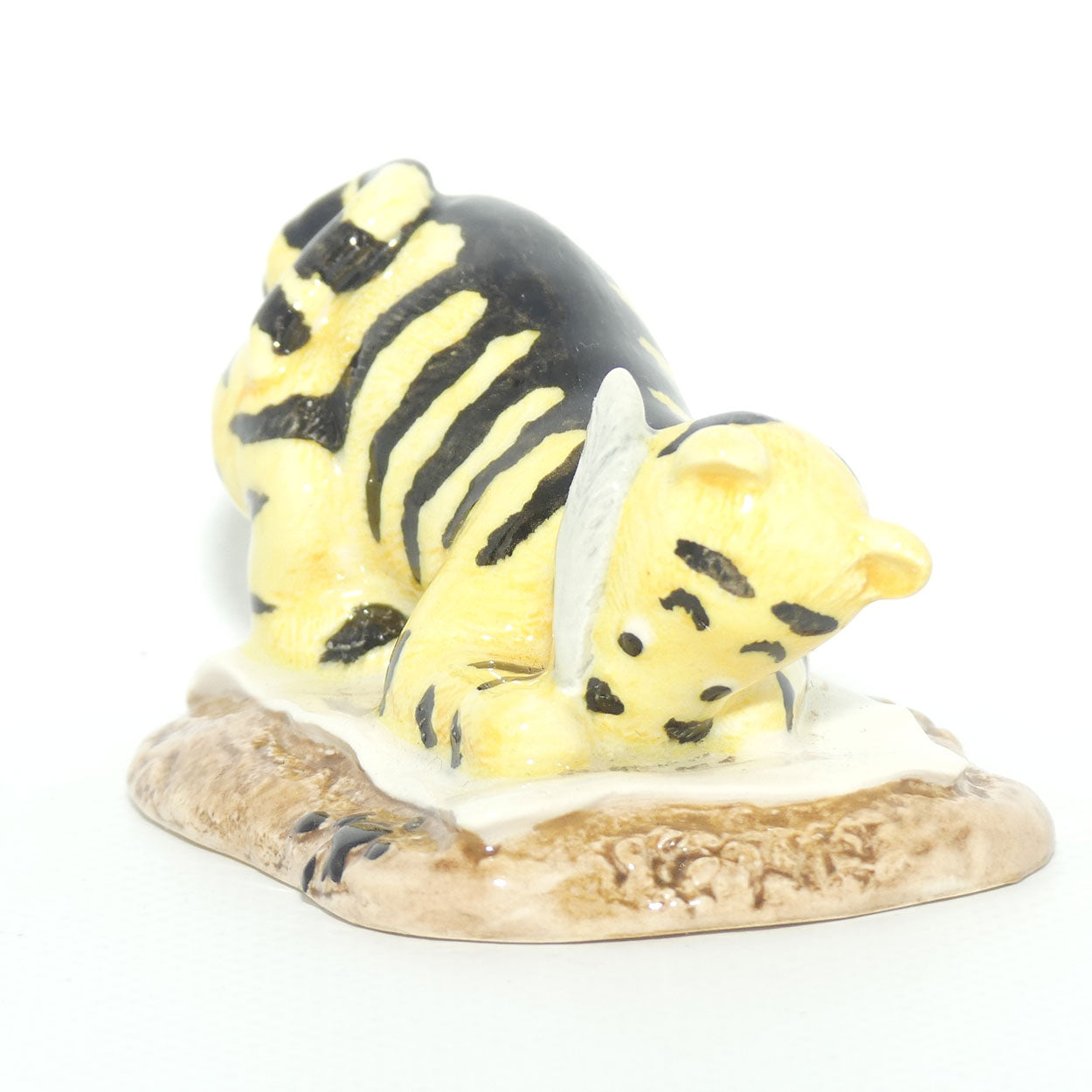 WP06 Royal Doulton Winnie the Pooh figure | Tigger signs the Rissolution | no box