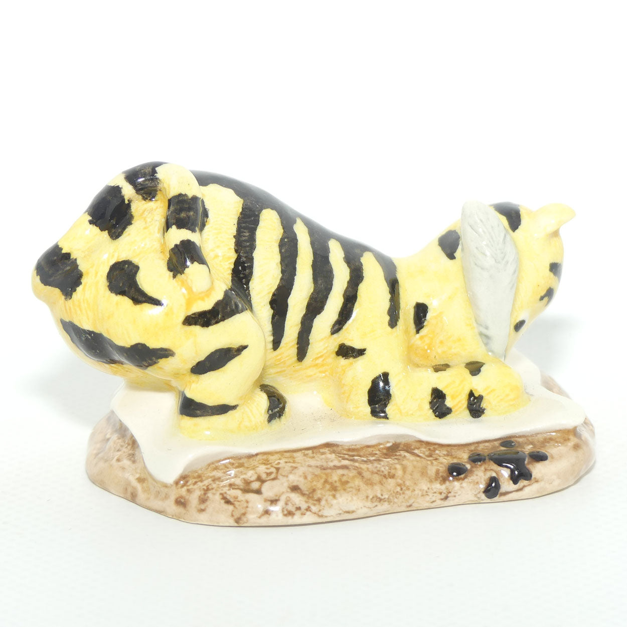 WP06 Royal Doulton Winnie the Pooh figure | Tigger signs the Rissolution | no box