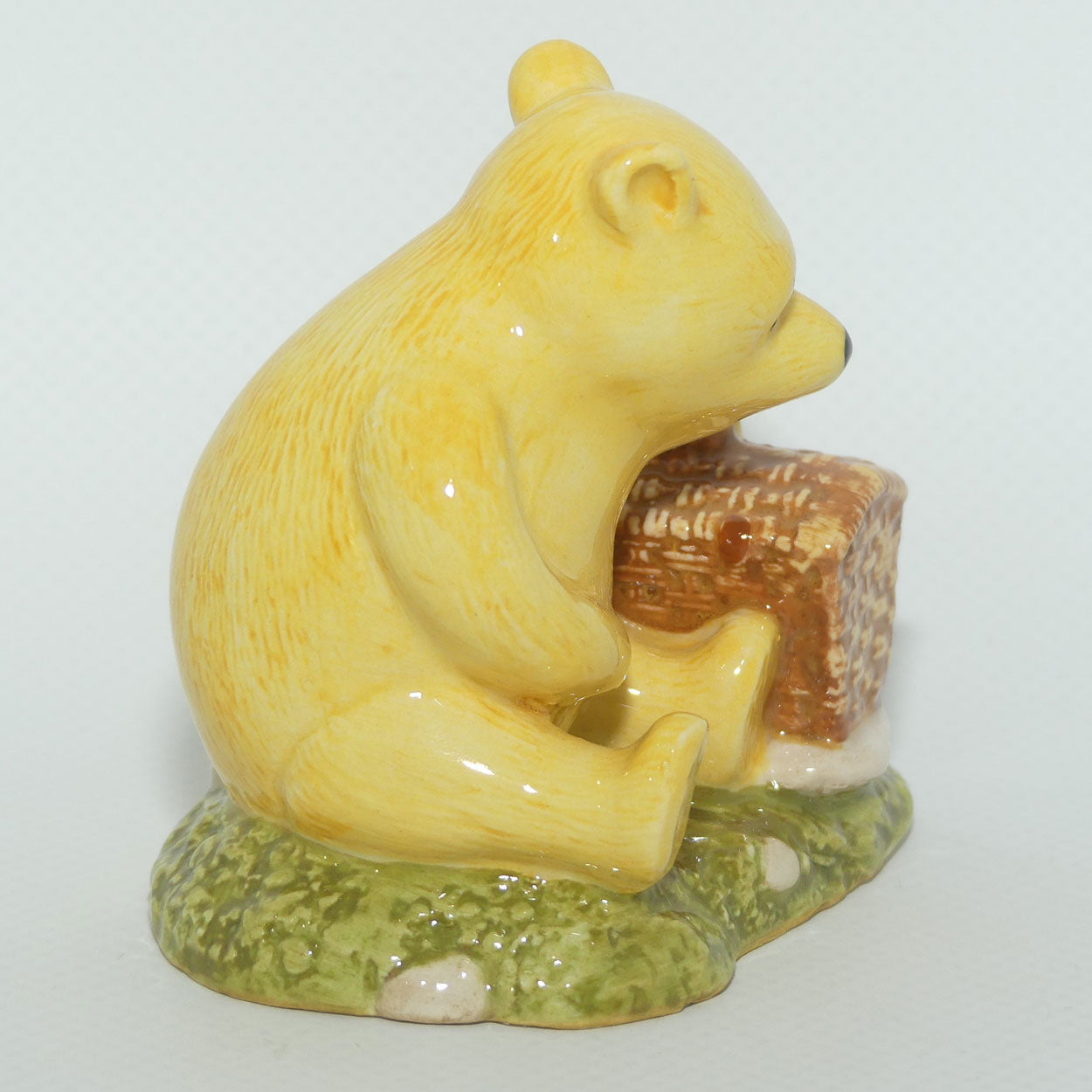 WP19 Royal Doulton Winnie the Pooh figure | Winnie the Pooh and the Fair Sized Basket