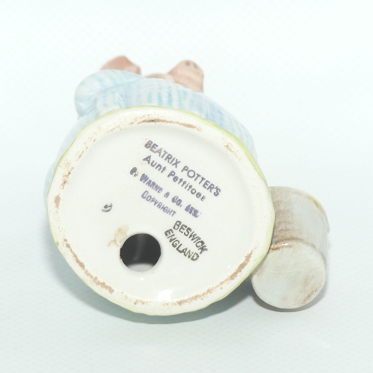 Beswick Beatrix Potter Aunt Pettitoes | BP2a Gold Oval
