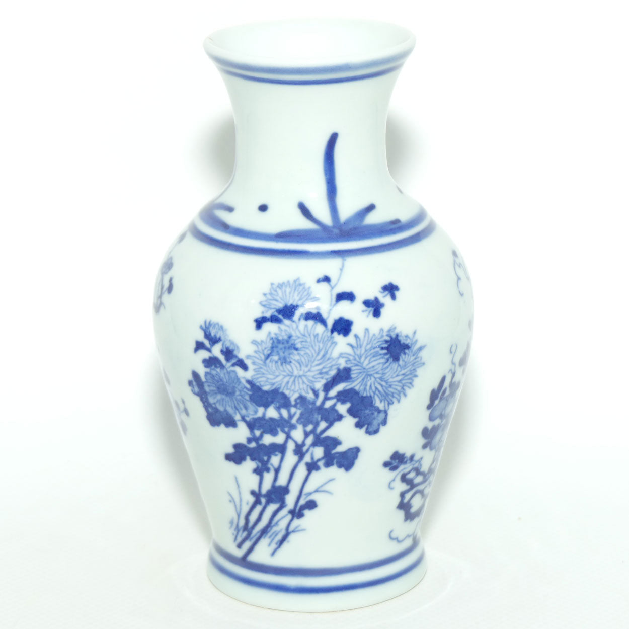 Fine Quality Chinese Blue and White vase decorated with Flowers and Butterflies | Guangxu period mark